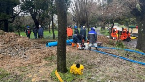 Masa de tierra cae sobre maquinaria que trabajaba en corte de agua en Curanilahue y trabajador tuvo que ser rescatado