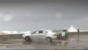 Estaba a pocos metros de las olas: Carabineros retira vehículo del borde costero de Viña del Mar en medio de marejadas