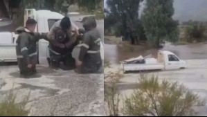 Estaba pidiendo ayuda: Video muestra rescate de adulto mayor atrapado en su vehículo por inundación en Lampa