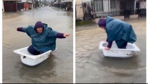 Mujer se hace viral tras salir a calle inundada en Coronel 'navegando' en una tina