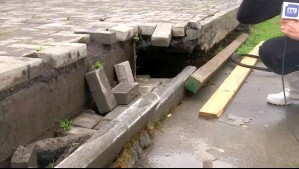 Enorme socavón en estacionamiento de Talcahuano: Video muestra gran desnivel por fuertes lluvias