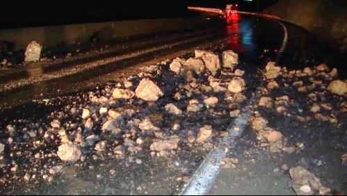 Derrumbe en Ruta 5 Norte: Video muestra cómo quedó la pista tras caída de rocas en Llay Llay