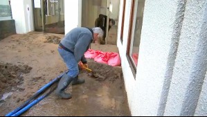 Socavón en Reñaca: Con palas intentan sacar el barro que cayó en edificio tras nuevo deslizamiento por lluvias