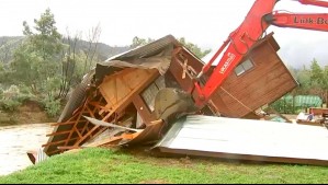 Destruyen casa que estaba a punto de caer al estero en Quillón por fuertes lluvias