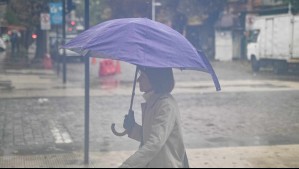 Sistema frontal en la Región Metropolitana: Cae la lluvia sobre Santiago y se esperan hasta 60 milímetros