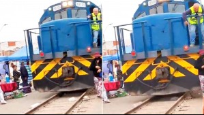 Video muestra a adulta mayor siendo golpeada por tren en Arica: Caminaba por feria instalada en vía ferroviaria