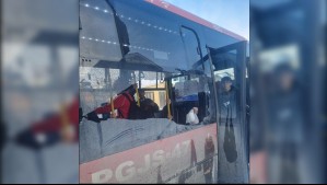 Una bola de nieve impactó el bus en que se trasladaba: Mujer terminó con lesiones tras inusual hecho en Punta Arenas