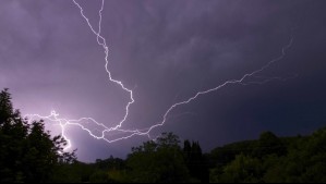 Sistema frontal en Santiago: Pronostican tormentas eléctricas, lluvias, nevazones y viento en la Región Metropolitana