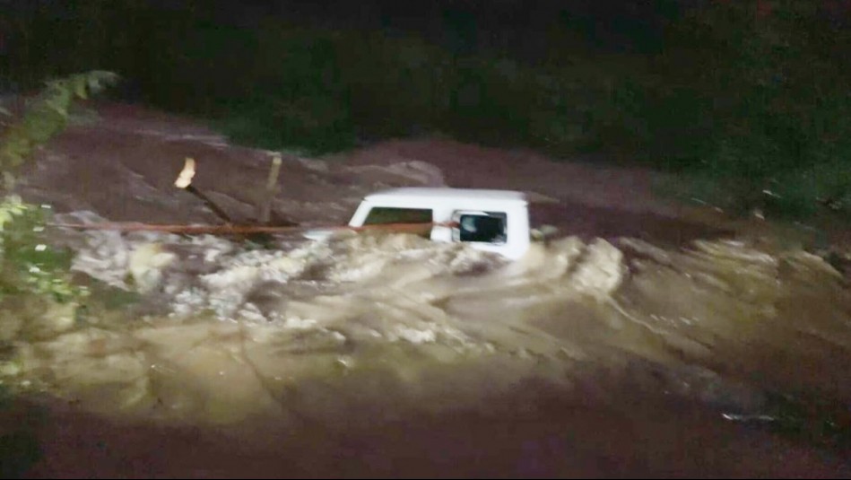 Un vehículo con cuatro ocupantes cae al tranque Millahue en medio de alerta por desborde de río