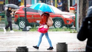 Incluye la Metropolitana: Meteorología emite alarmas por lluvias intensas 'en corto periodo de tiempo' en cinco regiones