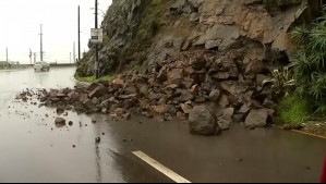 Rodado de rocas en Viña del Mar provoca restricción del tránsito en Avenida España