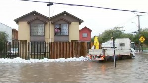 Villa de San Bernardo completamente inundada: Vecinos instalan sacos de arena afuera de las casas