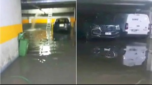 Captan en videos a estacionamiento de edificio completamente inundado tras colapso de tuberías de aguas servidas