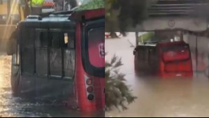 Video muestra a microbús atrapado con pasajeros en paso bajo nivel inundado en Quilpué