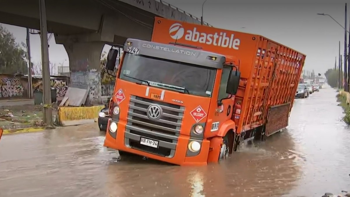 camion de gas atrapado maipu lluvias