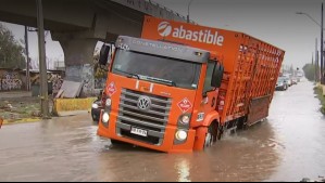 Intensas lluvias en Santiago: Camión repartidor de gas queda atrapado en Maipú y genera gran atochamiento