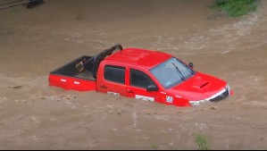 Video muestra a camioneta atrapada y casi completamente bajo el agua tras desborde de estero en Reñaca