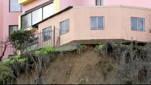 Temor por posible colapso en estructura de edificio en Valparaíso: Hubo desprendimiento de rocas y tierra