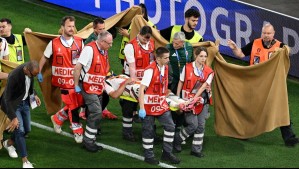 Eurocopa: Delantero húngaro es sacado en camilla tras violenta caída en duelo ante Escocia