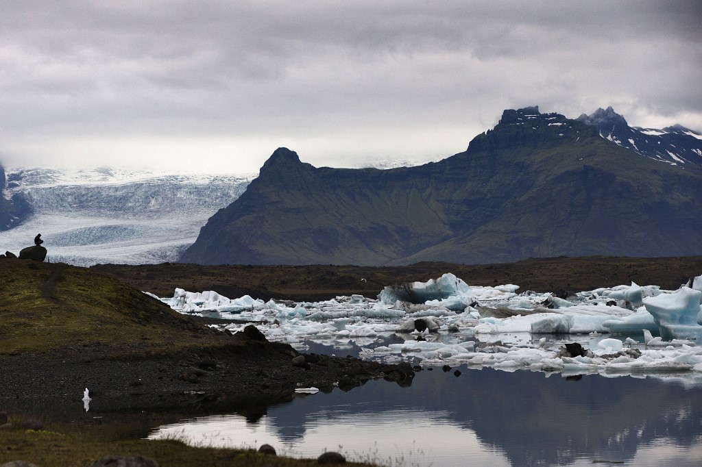 Icebergs azules en Jokulsarlon, Islandia (AFP)