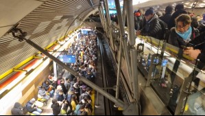 Usuarios del Metro de Santiago reportan grandes aglomeraciones y atrasos en la frecuencia de la Línea 1