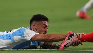 Ni siquiera fue amonestado: La acción de jugador argentino sobre Isla que enfureció a los hinchas chilenos