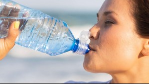 ¿Por qué no deberías beber agua de una botella de plástico expuesta al sol? Un nuevo estudio explica la razón