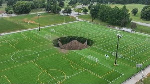 Video muestra gigantesco agujero que apareció en medio de canchas de fútbol en Estados Unidos