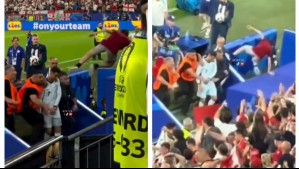 Video capta momento en que un hincha salta desde la tribuna y casi golpea a Cristiano Ronaldo: Terminó en el hospital