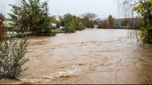 Senapred solicita evacuar sector de La Araucanía por desborde de estero y río