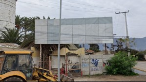 Hombre falleció electrocutado mientras trabajaba en cartel publicitario en Quilpué: Habría tocado cables por error