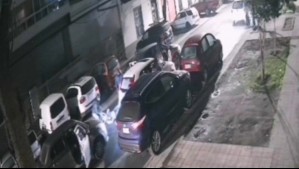 Video muestra encerrona a adulto mayor: Fue arrastrado por delincuentes y casi lo atropellan en su escape