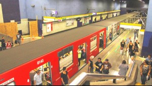 Metro de Santiago reporta problemas en la frecuencia de trenes por tren detenido en Línea 2