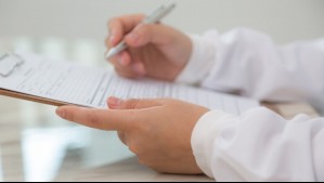 Caso licencias falsas: Pacientes deberán pagar lo defraudado y piden la expulsión del país de 3 médicos imputados