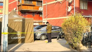 Investigan muerte de hombre en situación de calle en estacionamiento de condominio en Recoleta