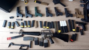 Un fusil M16 y ocho pistolas: El detalle del armamento de guerra encontrado al interior de departamento en San Miguel