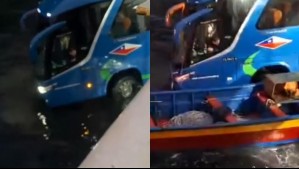 Bus estuvo a punto de caer al mar en Puerto Montt: Conductor tuvo que ser rescatado en bote
