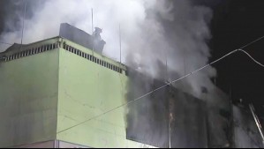 Gran incendio consumió tres locales comerciales en Barrio Meiggs