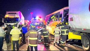 Dos fallecidos y al menos 15 heridos tras accidente en Ruta 5 Sur: Bus y camión chocaron a la altura de Paine