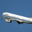 Conoce detalles sobre el caos que provocó una pasajera que viajaba por primera vez en avión cuando abrió por error la puerta de emergencia de la aeronave en vez de la del baño.