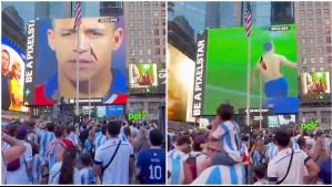 El nuevo 'trolleo' de chilenos a argentinos: Proyectaron penal de Alexis Sánchez durante 'banderazo' en Times Square
