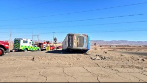 Dos muertos y 22 lesionados deja volcamiento de bus de pasajeros en Ruta 5 Norte en Pozo Almonte