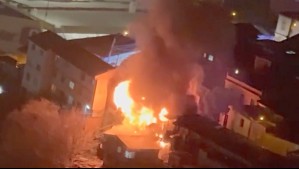 Incendio estructural en cerro Barón de Valparaíso deja cinco casas afectadas y dos bomberos lesionados