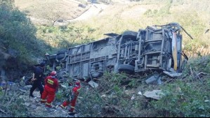 Tragedia en Perú: Al menos 21 muertos y 20 heridos por caída de autobús a un abismo