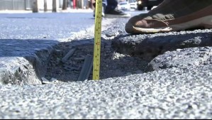 Vecinos de Quinta Normal en alerta por bache de 8 metros que ha causado varios accidentes en la comuna