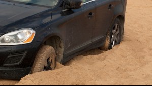 Autos quedaron enterrados en la playa y uno de los conductores fue detenido por tener orden de captura vigente