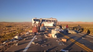 Medios bolivianos reportan que camión de 'contrabandistas' sería culpable de fatal accidente de bus que venía a Chile