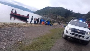 Trágico accidente en Chiloé: Hombre y su madre de 85 años fallecen tras caída de auto al mar