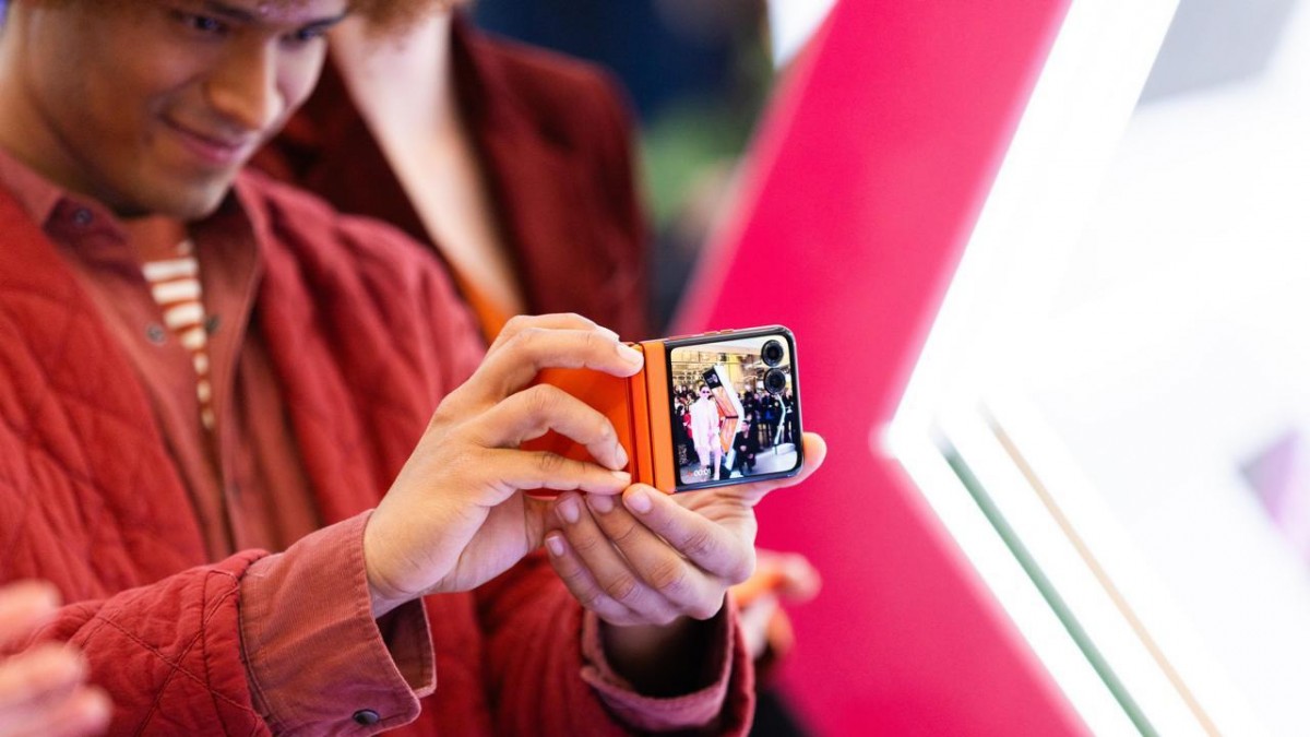 Motorola lanza celular con inteligencia artificial y pantalla plegable de la mano de Falabella