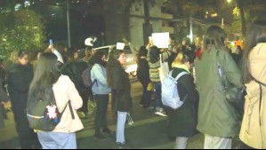 Mujeres protestan en la UDI: Piden la renuncia del senador Macaya tras que se revocara la prisión preventiva de su padre